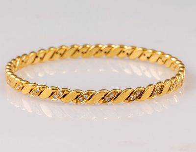 צמיד זהב ויהלומים. צמיד Bangle, עשוי זהב 18K, משובץ 42 יהלומים זעירים. קוטר פנימי: 6 ס"מ, משקל 
