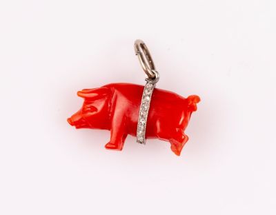 תליון קורל ודיאמנטים. תליון קטן לצמיד מזלות (Charm) בצורת חזיר. עשוי קורל מגולף, מעוטר חגורת 
