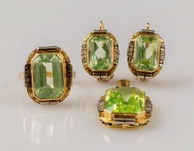 סט תכשיטי זהב 14K משובצים פרידוט. משולבים דוגמת כסף עדינה בצדם. כולל: טבעת (מידה US 10), תליון 