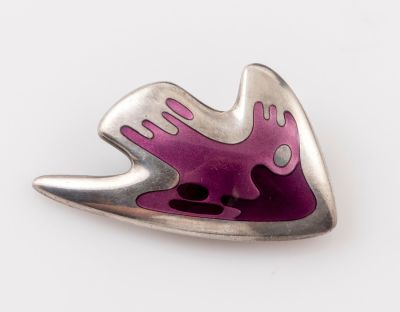 סיכה מכסף ואמייל, Georg Jensen. סיכה מכסף ואמייל תוצרת Georg Jensen מעוטרת בדמות. מידות: 6.5X3.5 