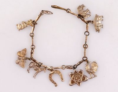צמיד קמעות מכסף. צמיד קמעות (Charm Bracelet) מכסף עם 8 תליונים בצורות שונות, כולל מגן דוד, חיות 