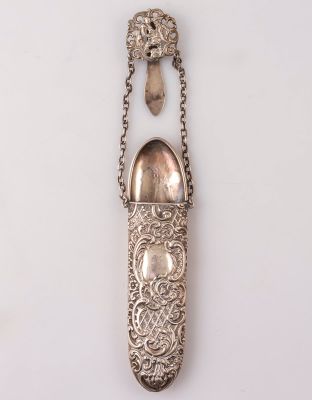 שטלן ויקטוריאני מכסף. שטלן (Chatelaine) ויקטוריאני מכסף סטרלינג. ברמינגהם, 1887. כולל תליון עם 