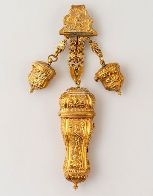 שטלן לערכת כלי תפירה. שטלן (Chatelaine) מכסף, ככל הנראה מהמאה ה-18. כולל: קופסה עם כלי תפירה 