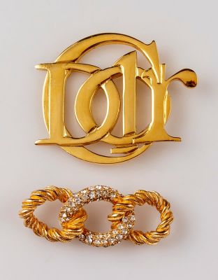 סיכות, Dior. לוט שתי סיכות מצופות זהב תוצרת כריסטיאן דיור. האחת בצורת לוגו החברה והשנייה בצורת 