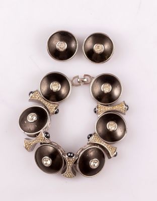 סט Dior. סט תכשיטים תוצרת כריסטיאן דיור, הכולל צמיד וזג עגילי קליפס. מוכספים ומשובצים לוסיט 