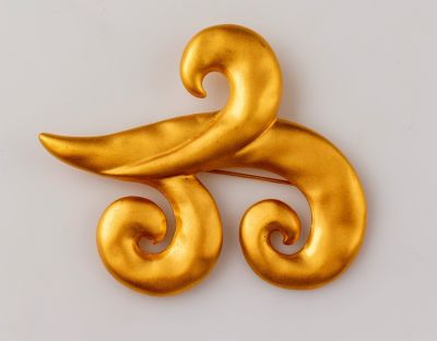 סיכה Yves Saint Laurent. סיכה מצופה זהב תוצרת איב סן לורן. בצורת עלים, בגימור מט. צרפת, שנות 