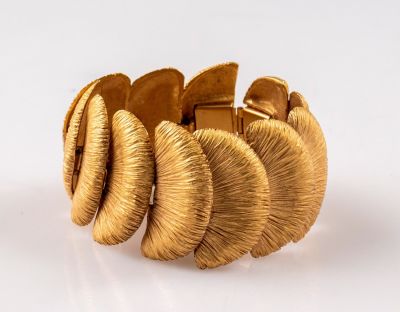 צמיד Balenciaga. צמיד מצופה זהב תוצרת בלנסיאגה. אורך: 21.5 ס"מ. חתום.
