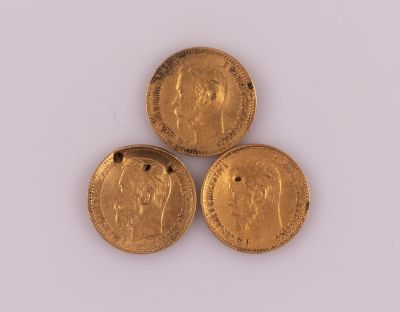 מטבעות זהב 5 רובל, רוסיה. לוט שלושה מטבעות זהב 900 רוסים, 5 רובל, שנים שונות. משקל: 12.44 גרם. פגמים.