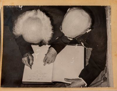 צילומים, שגרירות ישראל בצרפת, 1960. אלבום עם 14 צילומים מאירוע בשגרירות ישראל בפאריז, 1960, כולל 