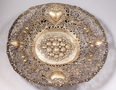 קערת כסף גרמנית. קערה גרמנית גדולת ממדים עשויה כסף 800, מעוטרת בעבודת חסר ועבודת בלט במוטיבים 