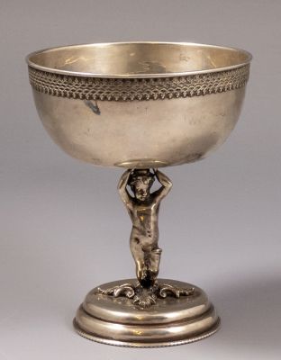 גביע כסף, ידית בדמות פוטי. גביע כסף 900, ידית מפוסלת בדמות פוטי בסגנון רנסאנס/בארוק. גובה: 14.5 