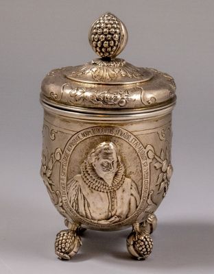 גביע כסף, אוגסבורג. גביע כסף גרמני עם מכסה, אוגסבורג. תוצרת Johann Christian Neuss. ניצב על 4 