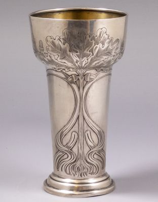 גביע כסף גרמני, אר-נובו, ראשית המאה ה-20. מעוטר בעיטורים תקופתיים עם סרטים, עלים ובלוטים. גובה: 