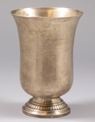גביע כסף צרפתי, ראשית המאה ה-20. גובה: 11.5 ס"מ. משקל: 155 גרם. חתום. פגמים קלים ביותר.