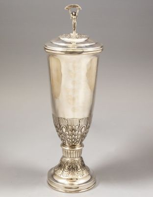 גביע כסף גדול עם מכסה, הונגריה. גביע כסף 835 הונגרי גדול ממדים עם מכסה, מעוטר בפיגורת פסל החירות 