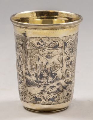 כוס כסף רוסית, מוסקבה, 1861. מעוטרת עיטורי חריטה וניילו. גובה: 7 ס"מ. משקל: 63 גרם. חתומה 