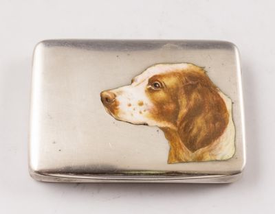 קופסת טבק, כסף ואמייל. קופסת טבק איטלקית מכסף 800, מעוטרת ציור אמייל של כלב. מידות: 8X5.5X1 ס"מ. 