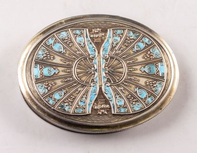 קופסת טבק אר-נובו, כסף ואמייל. קופסת טבק מכסף, ככל הנראה אוסטרית, מעוטרת עיטורי אמייל אר-נובו. 