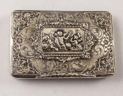 קופסת טבק מכסף. קופסת טבק איטלקית מכסף 800, מעוטרת תבליט מלאכים ועיטורי חריטה. מידות: 8X5X1 ס"מ. 