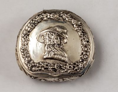 קופסת טבק מכסף, הנאו. קופסת טבק גרמנית מכסף, תוצרת B. Neresheimer & Sohne, הנאו, סוף המאה ה-19. 