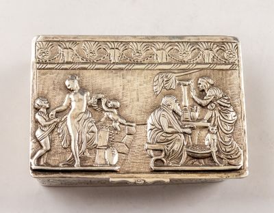 קופסת טבק מכסף. קופסת כסף 800 לטבק הרחה. מעוטרת תבליטי סצנות ניאו-קלאסיות ועיטורי חריטה. מידות: 