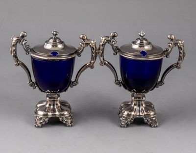 כלי כסף צרפתיים למלח. זוג כלי כסף צרפתי למלח/חרדל משולבים זכוכית כחולה, סוף המאה ה-19. גובה: 13 