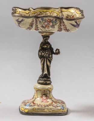 מלחיית כסף ואמייל וינאית. מלחייה עשויה כסף ואמייל, וינה, סוף המאה ה-19. צוואר הקערה מפוסל בדמות 