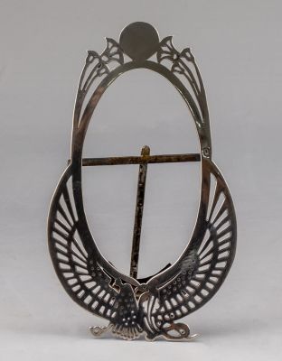 מסגרת לתמונה מכסף. מסגרת מצרית לתמונה מכסף. גובה: 15 ס"מ. משקל: 66 גרם. חתומה.