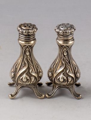 מלחיות כסף, אר-נובו. זוג מלחיות כסף סטרלינג, אר-נובו, ככל הנראה אמריקאיות, 1900 בקירוב. גובה: 7 