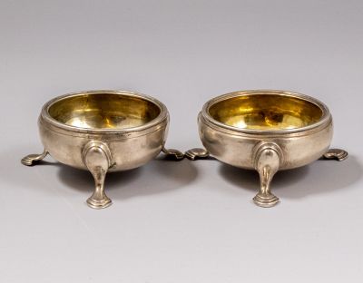 מלחיות כסף עתיקות. לוט שתי מלחיות כסף עתיקות, כמעט זהות לחלוטין. תוצרת גרמניה, האחת מהמאה ה-17 