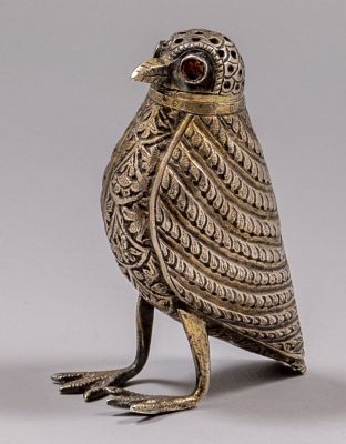 הדס כסף לבשמים בצורת ציפור. מעוטר עבודת חריטה גובה: 8.5 ס"מ. משקל: 72 גרם. לא נמצאה חתימה, הכסף 