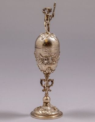 כלי כסף גרמני לבשמים. כלי כסף 800 גרמני לבשמים, 1900 בקירוב. מעוטר בדמות ילד עם לפיד וגביע. 