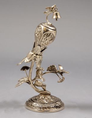 הדס כסף לבשמים, ככל הנראה הונגרי. מעוצב בצורת פרח, מעוטר באריה, שתי ציפורים ובפעמון. גובה: 18 