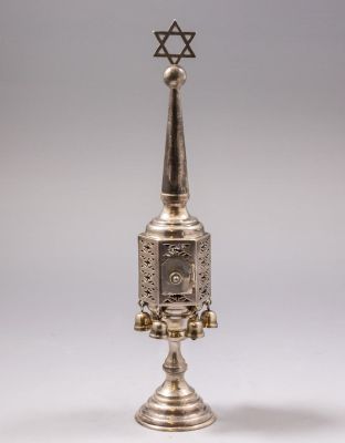 מגדל בשמים אנגלי מכסף סטרלינג, תוצרת A Taite & Sons Ltd, לונדון, 1961. גובה: 28.5 ס"מ. משקל: 