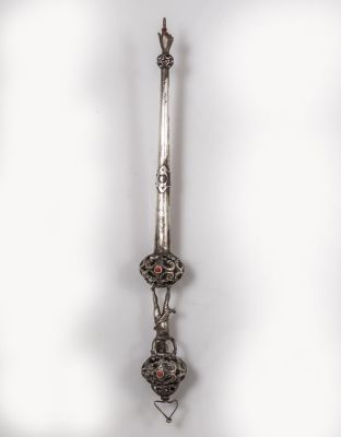 יד לספר תורה מכסף בסגנון רוסי. מעוטרת בדמות ילד. אורך: 30 ס"מ. משקל: 106 גרם. נושאת חותמות רוסיות.