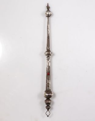 יד לספר תורה מכסף בסגנון רוסי, משובצת אבן אדומה. אורך: 37 ס"מ. משקל: 89 גרם. נושאת חותמות 