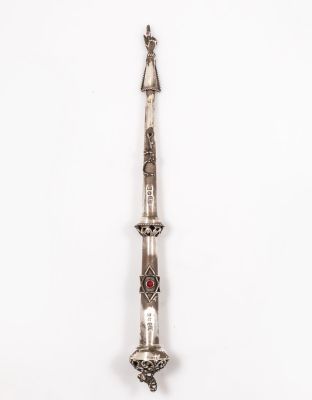 יד לספר תורה מכסף בסגנון רוסי, משובצת אבן אדומה ומעוטרת באריה. אורך: 30 ס"מ. משקל: 60 גרם. 