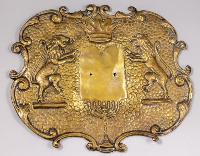 מזרח / טס לספר תורה. לוח פליז יהודי, מנוסר ומעוטר בעבודת ריקוע של אריות המגנים על לוחות הברית. 