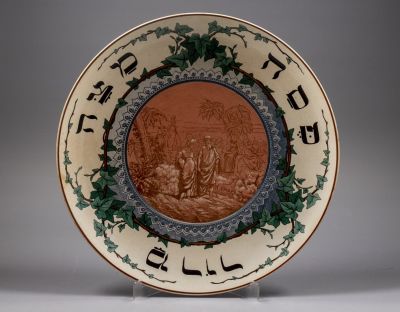 קערת פסח מפורצלן - אלזס, המאה ה-19. קערת פורצלן לסדר פסח, אלזס, סוף המאה ה-19. מעוטרת בסצנת 