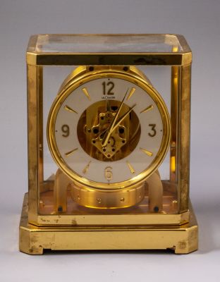 שעון Atmos תוצרת Jaeger LeCoultre. שעון אטמוס תוצרת Jaeger LeCoultre. שנות ה-60. גובה: 23.5 ס"מ. 