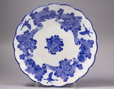 מגש פורצלן סיני. קערת פורצלן סינית מהמאה ה-19, מעוטרת ציור יד בצבע כחול עם פרחים ופרפרים. קוטר: 