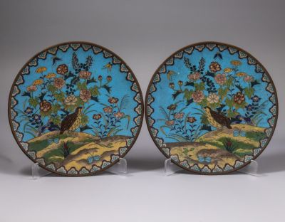 זוג צלחות קלוזונה, תקופת מייג'י, 1900 בקירוב. מעוטרים בציפורים ובפרחים. קוטר: 24 ס"מ. מצב כללי 