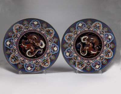 זוג צלחות קלוזונה, תקופת מייג'י, 1900 בקירוב. מעוטרים בדמויות דרקונים. קוטר: 36 ס"מ. מצב טוב מאוד.