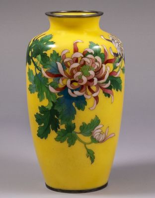 אגרטל ג'ינברי קלוזונה יפני איכותי. בצבע צהוב, מעוטר בעבודה איכותית של פרחים. גובה: 18 ס"מ.