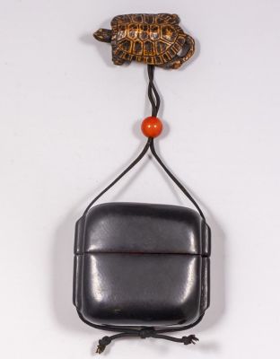 אינרו ונצוקה יפניים ישנים. אינרו יפני ישן עשוי לאקר, משולב נצוקה עשוי עץ בצורת צב. מידות האינרו: 