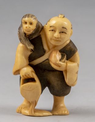 נצוקה יפני, מגולף בדמות אדם עם קוף. גובה: 5.5 ס"מ, חתום.