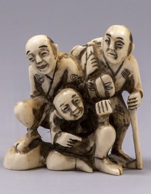 נצוקה יפני, שושלת מייג'י. נצוקה יפני איכותי, שושלת מייג'י. מגולף בצורת שלושה גברים. גובה: 5 ס"מ 