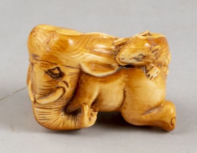 נצוקה יפני ישן. נצוקה יפני, מגולף בצורת פיל יושב ועליו עכבר. גובה: 3 ס"מ, חתום.