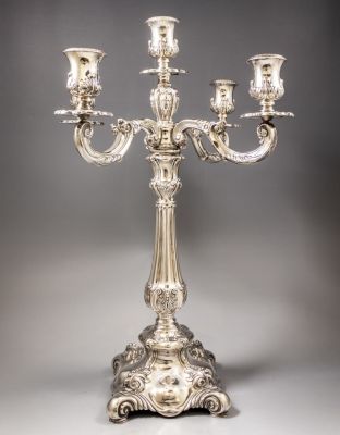 פמוט כסף סטרלינג גדול ומרשים בעל חמש קנים. משקל: 1392 גרם, גובה: 53 ס"מ. חתום.