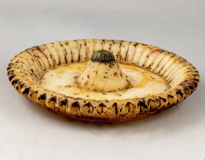 מנורת שמן תימנית עתיקה עשויה אבן. קוטר: 23 ס"מ.